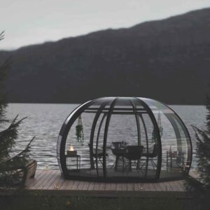 Wind-resistant dome shelter for seaside restaurant terrace